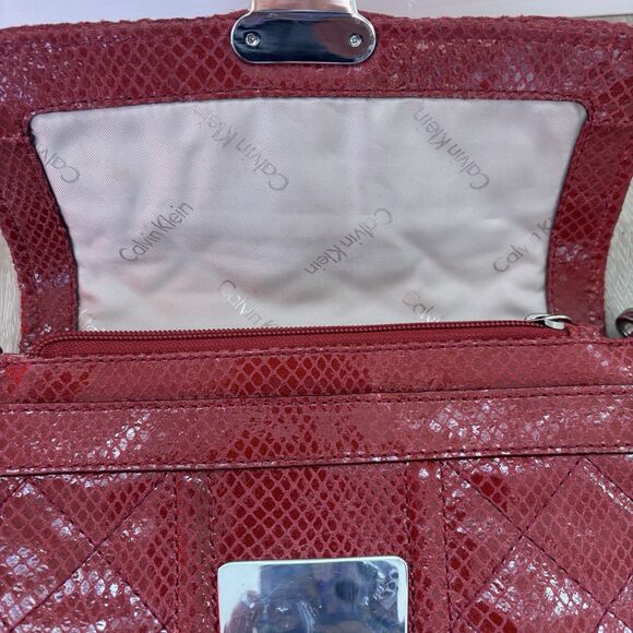 Calvin Klein Red Quilted Faux Python Crossbody Bag Chain Strap 8"x5.5" Y2K - Picture 6 of 14